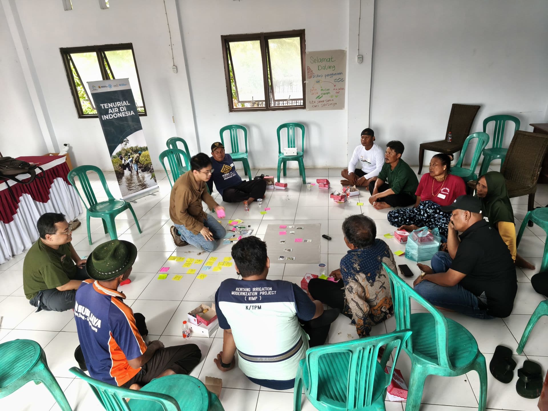 Mr. Riz Adhima is conducting participatory mapping with farmers in Sukagumiwang Village
